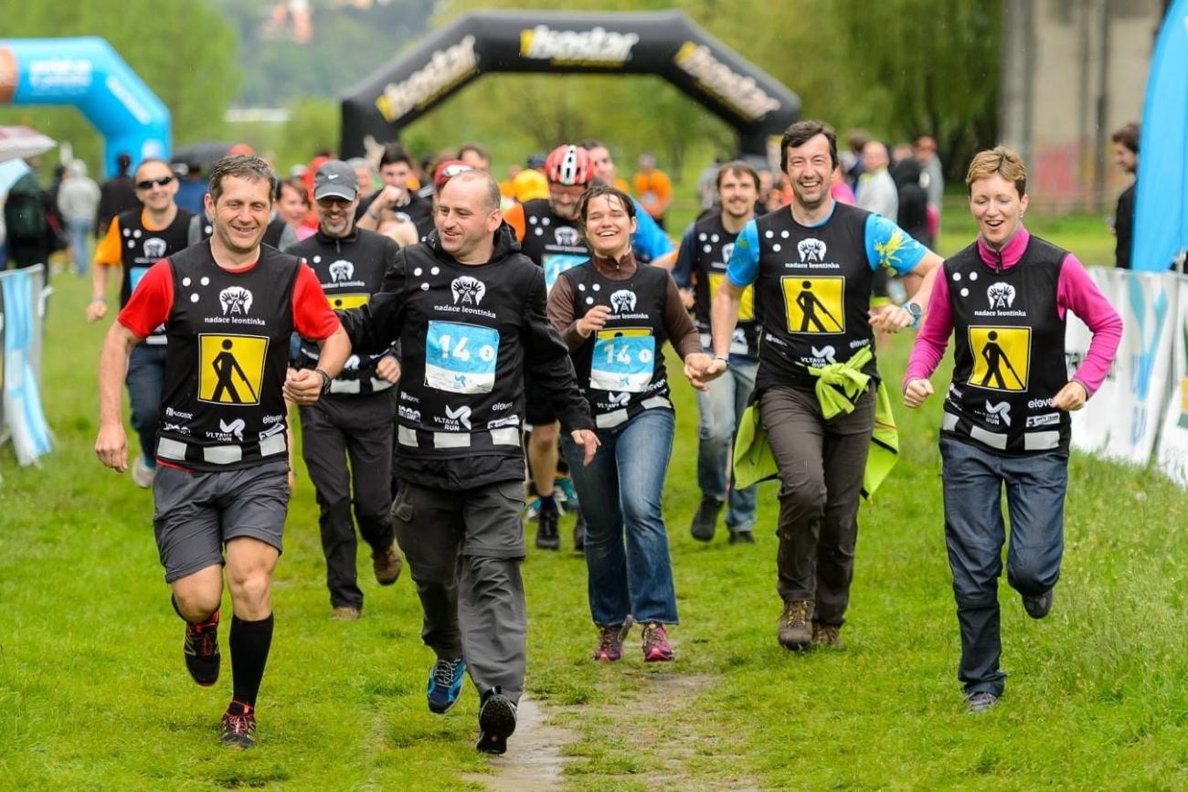 Tým Leontinka běží do cíle Vltava Run