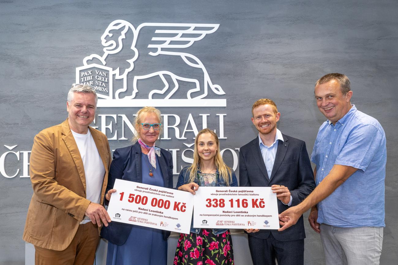 Trefa pro Leontinku - předání šeku