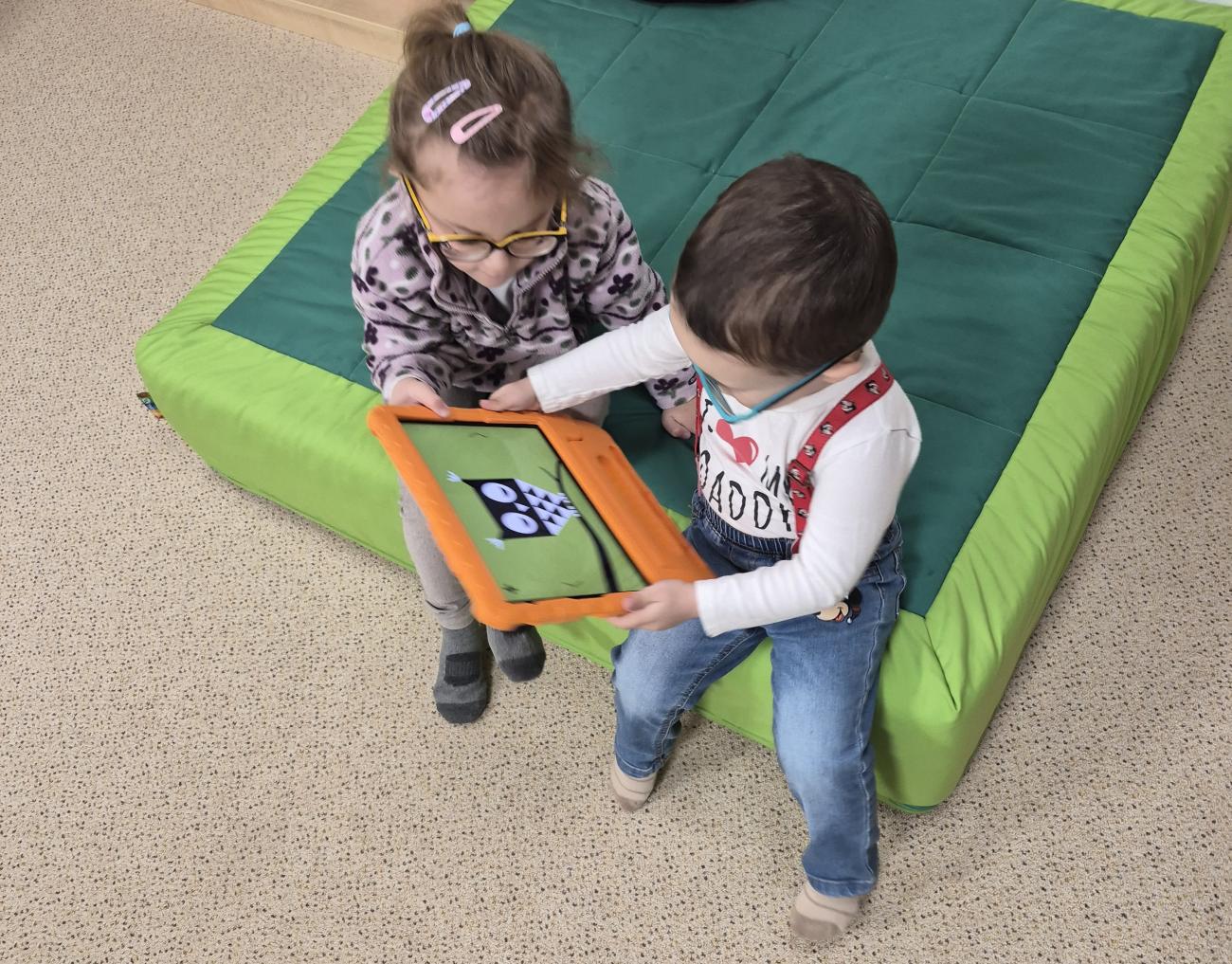 Děti z rané péče pracují s tabletem